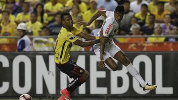 Bruno Henrique of Brazil&#039;s Santos, right, fights for the ball with Dario Aimar of Ecuador&#039;s Barcelona during a Copa Libertadores soccer match in Guayaquil, Ecuador, Wednesday, Sept. 13, 2017. (AP Photo/Dolores Ochoa)