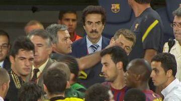 José Mourinho mete el dedo en el ojo a Tito Vilanova durante sus respectivas etapas como entrenadores del Real Madrid y FC Barcelona.