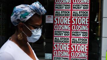 (ARCHIVO) En esta foto de archivo tomada el 7 de julio de 2020, una tienda anuncia una venta en el distrito de Brooklyn de Nueva York.