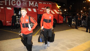 Trippier y Morata bajan del autocar del equipo y entran al hotel donde el Atlético se concentró ayer por la noche.