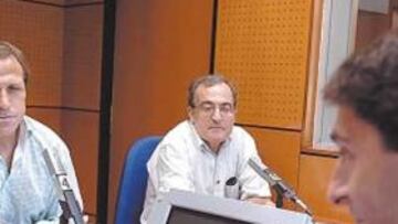 <b>EN ANTENA. </b>Víctor estuvo ayer en la SER. En primer plano, Pedro Luis Ferrer, delegado de AS en Aragón.