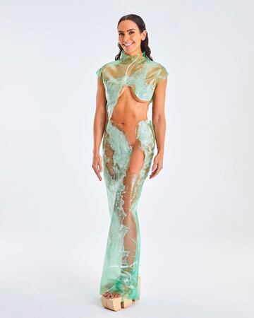 ¡°Soy una ola, soy el agua¡±. As¨ª describi¨® Cristina Pedroche su vestido para dar el despedir 2023. Uno transparente, biodegradable, color azul mar, muy transparente, muy ella. Las piezas del estilismo est¨¢n dise?adas por Paula Ulargui con materiales 100% org¨¢nicos, reciclados y biodegradables que buscan visibilizar la necesidad de un cambio en las pol¨ªticas de gesti¨®n del agua en Espa?a, el pa¨ªs m¨¢s ¨¢rido de Europa y en el que se prev¨¦n sequ¨ªas diez veces peores que las actuales.