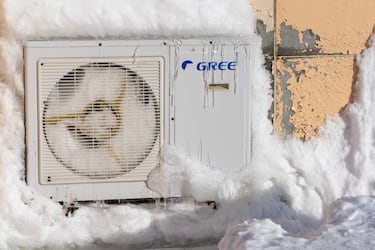 En la capital, Petropávlovsk-Kamchatski, la nieve ha alcanzado niveles increíbles, llegando a cubrir las entradas de los edificios e incluso alcanzar el segundo y hasta el cuarto piso en algunas zonas debido a los ventisqueros (acumulaciones por el viento).