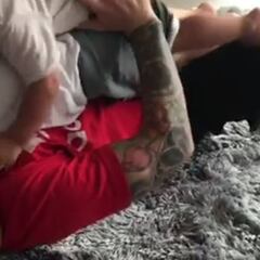 Los abrazos de Messi a sus hijos al volver a casa