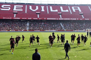 Los jugadores del equipo andaluz entrenaron acompañados por los ánimos y la alegría de miles de aficionados que no quisieron perderse a sus ídolos.