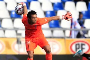 Fútbol, Universidad Católica v Palestino.
Décima fecha, campeonato de Apertura 2015.
El arquero de Universidad Católica,  Cristopher Toselli, controla el balón durante el partido de primera división contra Palestino disputado en el estadio San Carlos de A