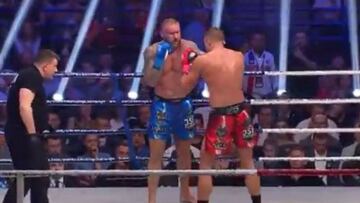 Brutal patada en la cabeza para noquear a su rival