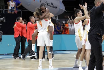 Las jugadoras españolas celebran su medalla de bronce tras ganar a Bélgica  67-60.