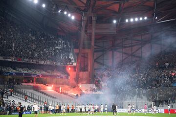 Lanzamiento de bengalas, insultos, saludos nazis... durante el encuentro entre el Eintracht Fráncfort y el Olympique de Marsella hubo numerosos altercados fuera y dentro del terreno de juego. .