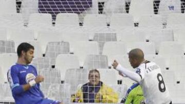 <b>SEGUNDO GOL DE FEGHOULI. </b>El francés aprovechó un balón suelto en el área para batir a Moyà.