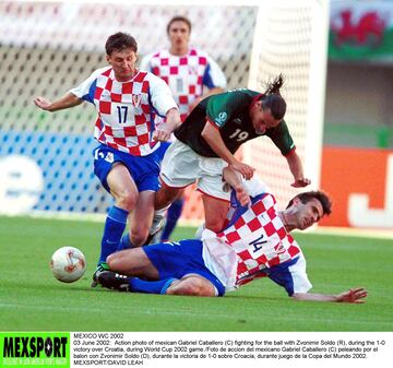 Action photo of mexican Gabriel Caballero (C) fighting for the ball with Zvonimir Soldo (R), during the 1-0 victory over Croatia, during World Cup 2002 game./Foto de accion del mexicano Gabriel Caballero (C) peleando por el balon con Zvonimir Soldo (D), durante la victoria de 1-0 sobre Croacia, durante juego de la Copa del Mundo 2002.