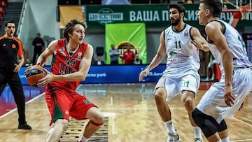 Ryan Broekhoff trata de pasar ante la defensa del Unicaja.