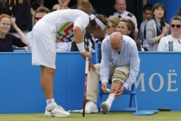 La pataleta de David Nalbandian en la final de Queen's 2012 le costó muy cara ante Cilic. A pesar de ir ganando, el argentino se frustró por perder un punto y le pegó una patada a la caja donde estaba sentado un juez de línea. Así le causó un corte en la pierna al oficial y de inmediato fue descalificado del encuentro y se quedó sin título.