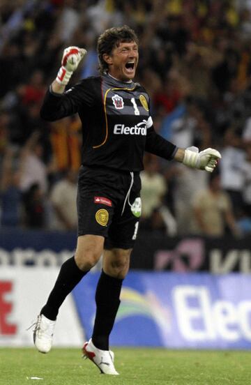 Después de dejar su nombre grabado con letras de oro en el Toluca, Hernán partió a Guadalajara, con los Leones Negros en 2010, equipo con el que se retiro en 2012.