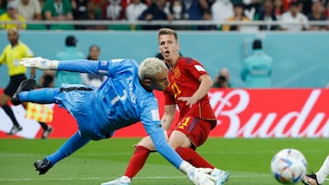 GR3290. LUSAIL (CATAR), 23/11/2022.- Dani Olmo (d) de España disputa un balón con Keylor Navas de Costa Rica hoy, en un partido de la fase de grupos del Mundial de Fútbol Qatar 2022 entre España y Costa Rica en Doha (Catar). EFE/Juanjo Martin
