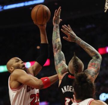 Bulls 65 - Heat 88 (1-3). Taj Gibson jugador de los Chicago Bulls tira a canasta ante Chris Anderson.