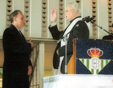 Lopera junto al arzobispo de Sevilla en la inauguración de la grada renovada del Benito Villamarín, estadio al que poco después le puso su propio nombre.