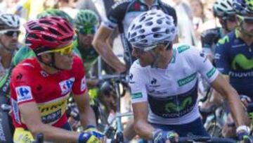 Valverde charla con Contador.