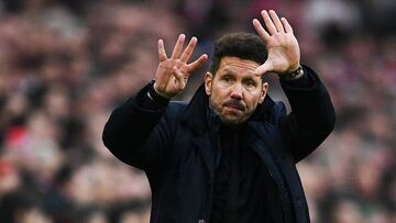 Simeone da indicaciones durante el partido en San Mamés.