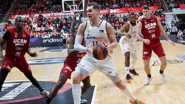 MUR02.MURCIA, 14/01/2024.- Mario Hezonja durante una jugada perteneciente al partido que está disputando el UCAM Murcia CB, contra el Real Madrid, líder de la Liga Endesa, partido correspondiente a la decimoctava jornada de la competición y que se celebra en el Palacio de los Deportes de Murcia. EFE/Juan Carlos Caval
