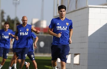 Soler, con Zaza de fondo, durante las pruebas médicas y físicas en Paterna.