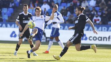 Francho intenta llevarse el balón ante Mumo.