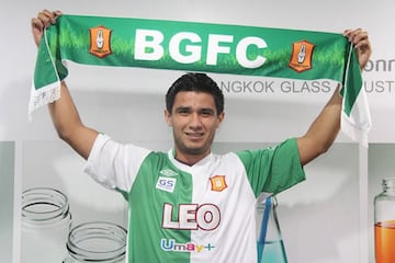 Al igual que su compatriota Ariel Rodríguez, Mena militó en las filas del Bangkok Glass FC, en Tailandia.