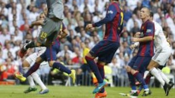 GRA371. MADRID, 25/10/2014.- El portero chileno del FC Barcelona Claudio Bravo detiene el bal&oacute;n ante varios compa&ntilde;eros y jugadores del Real Madrid, durante el partido de la novena jornada de Liga de Primera Divisi&oacute;n disputado esta tarde en el estadio Santiago Bernab&eacute;u. EFE/Juan Carlos Hidalgo