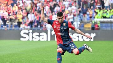 Johan Vásquez juega los 90 minutos en el empate de la Roma ante el Genoa