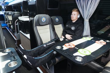 Kevin De Bruyne utilizando las Jetboots en el autobus del Manchester City.