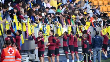 Los cadistas tiñen de amarillo el Mirandilla durante el entrenamiento