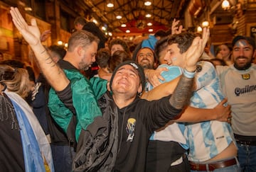 Después de un partido lleno de tensión, los seguidores argentinos explotan de alegría tras ver a su selección Campeona del Mundo.