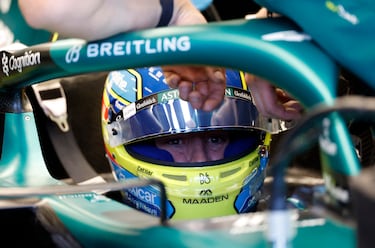 Fernando Alonso de Aston Martin durante la práctica.