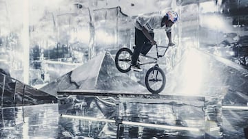 Courage Adams de Nose Manual con su BMX en el vídeo Mirror Park de Red Bull.