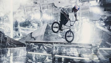 Courage Adams de Nose Manual con su BMX en el v&iacute;deo Mirror Park de Red Bull.