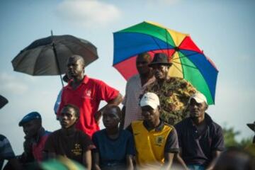 Estos combates tradicionales se conocen como  'Musangwe'. Este tipo de lucha se ha practicado desde hace más de un siglo en un campo abierto justo después de Navidad, cuando toda la tribu esta de vacaciones en la zona rural del norte de Sudáfrica. Hay tres niveles de combatientes. Los muchachos, llamados 'mambibi', anima a jugar lucha por sus padres. Luego están los combatientes adolescentes, el 'Rovhasize'. Pero son a los luchadores de alto nivel a los que todo el mundo viene a ver. No están permitidos los guantes y las peleas se terminan cuando uno de los 2 boxeadores cae.