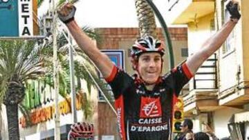 <b>BRAZOS EN ALTO. </b>Iván Gutiérrez celebra su triunfo por delante de Rubén Plaza y Xavier Florencio.