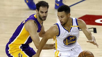 Stephen Curry ante José Manuel Calderón.