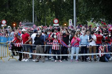 Algunos aficionados del Atltico de Madrid se acercaron a la fuente madrile?a de Neptuno para celebrar el ttulo de Liga conseguido.