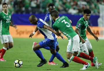 COP07. GLENDALE (EE.UU.), 20/07/2017.- El jugador Jair Pereira (2d) de México disputa el balón con Ovidio Lanza (C) de Honduras hoy, jueves 20 de julio de 2017, durante un partido entre México y Honduras, de la Copa de Oro de la Concacaf, que se disputa en el Estadio de la Universidad de Phoenix en Glendale, Arizona (EE.UU.). EFE/Jose Mendez