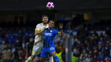 Rafael Baca y Andr&eacute;-PIerre Gignac buscan un bal&oacute;n dur&aacute;nte el partido