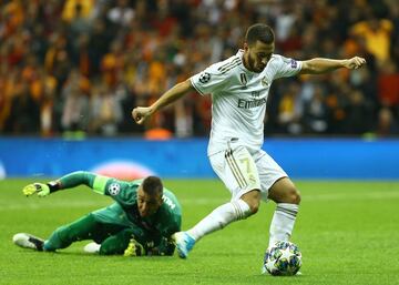 Eden Hazard, en una ocasión clarísima y con la portería vacía, mandó el balón al larguero tras deshacerse de Fernando Muslera.