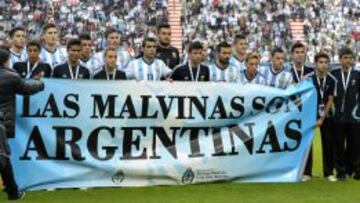 Los jugadores de Argentina, con la pancarta.