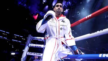 Amir Khan entrando a su combate ante Terence Crawford.