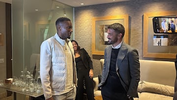 20-11-25. JUAN OTERO Y DAVID VILLA, MOMENTOS ANTES DE LA ENTREGA DE LOS PREMIOS 'QUINI' EN GIJÓN.