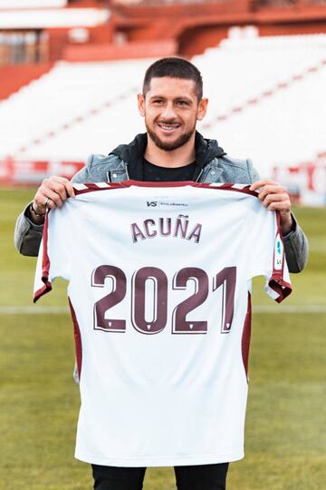 Javier Acu&ntilde;a posa tras renovar con el Albacete hasta 2021.
