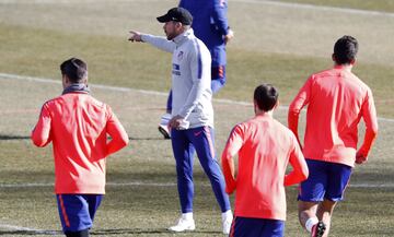 Simeone instructs his players