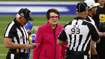 INGLEWOOD, CALIFORNIA - FEBRUARY 13: Billie Jean King stands on the field for the coin toss before Super Bowl LVI between the Los Angeles Rams and the Cincinnati Bengals at SoFi Stadium on February 13, 2022 in Inglewood, California.   Ronald Martinez/Getty Images/AFP
== FOR NEWSPAPERS, INTERNET, TELCOS & TELEVISION USE ONLY ==