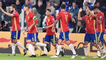 La Selección felicita a Vitolo tras el gol.