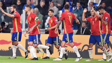 La Selecci&oacute;n felicita a Vitolo tras el gol.